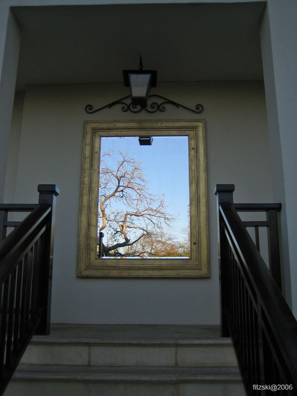 20060630-lv-hotel.mirror.outside-g030b